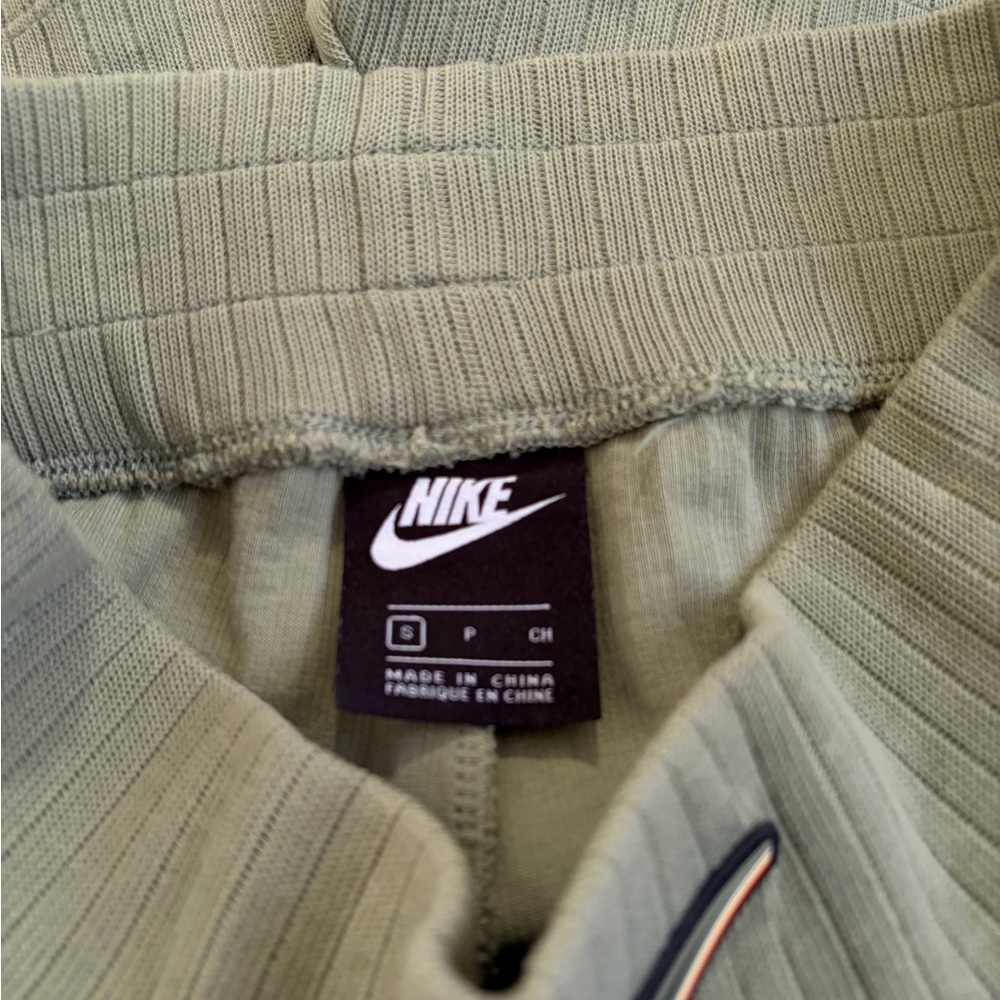 Nike Sportswear Women's Ribbed Fleece Shorts Olive Green Size Small - Picture 6 of 6